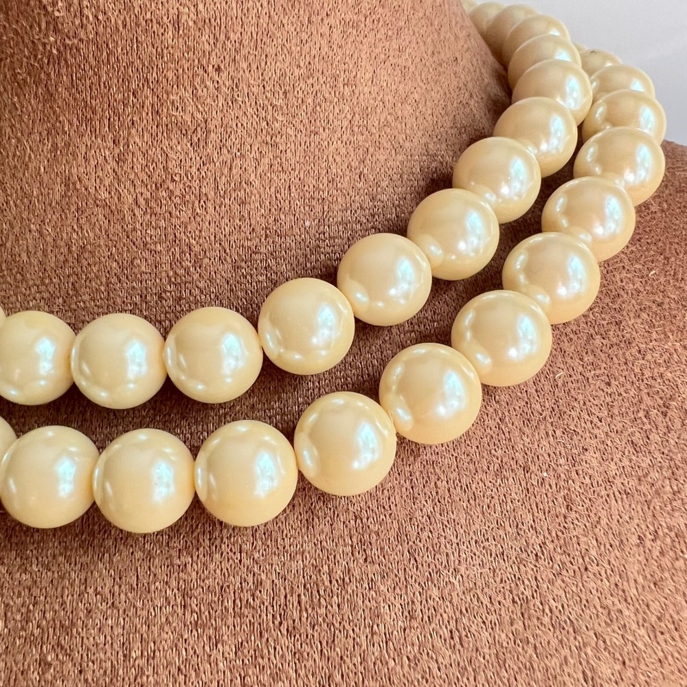 Vtg Double Strand Cream Faux Pearl Necklace Gold Shell Charm 16-19in Old Money - Picture 2 of 4